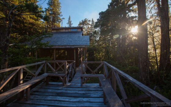 Para llegar al refugio Quetrus se debe caminar durante 5,5 horas aprox., cubriendo un total de 10 kilómetros. Este refugio ubicado en la Laguna Quetrus, se caracteriza por ofrecer privacidad a sus visitantes, así como una hermosa vista a la laguna y las montañas de granito. Instalaciones: cocina a leña, baño, colchonetas. No contamos con duchas. Tienes que llevar tus utensilios de cocina y tu propio saco de dormir.